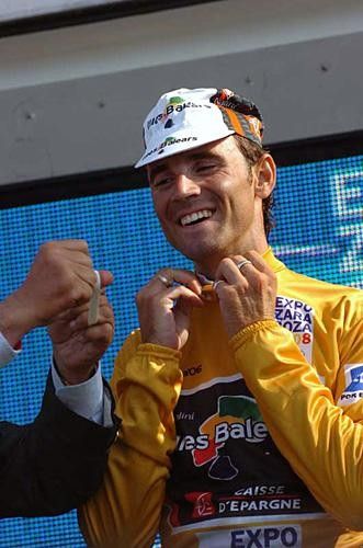 Alejandro Valverde (Caisse d'Epargne) puts on the gold jersey