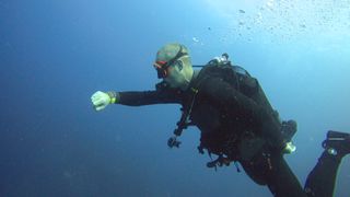 a photo of Torben Lonne diving with the Apple Watch Ultra