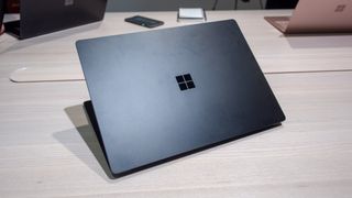 Surface Laptop 3 på et konferansebord