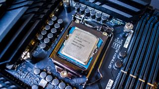 Bästa processorer: En Intel Core i5 11600k sitter på plats inuti en dator.