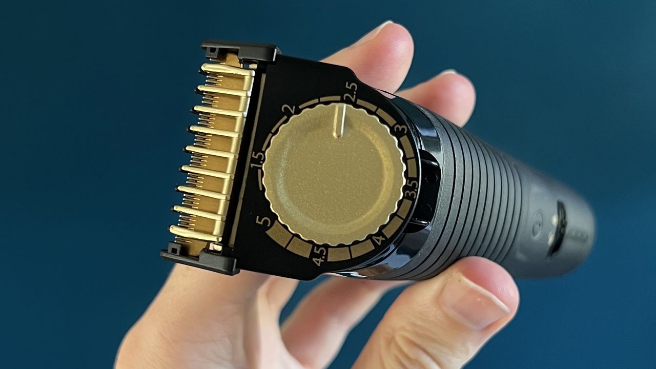 Remington T-Series razor in reviewer's hand
