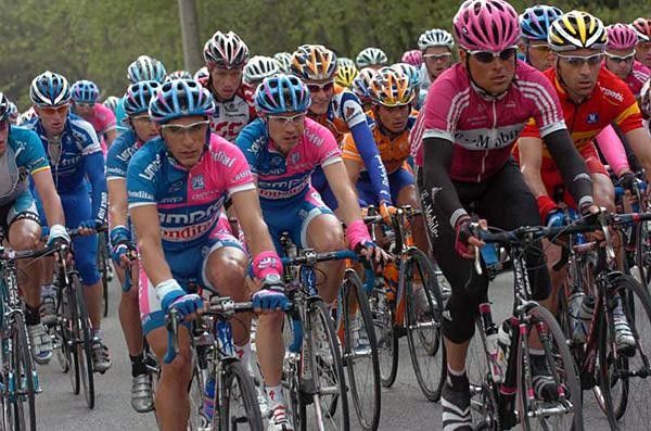 Jan Ullrich (T-Mobile) rides next to Damiano Cunego