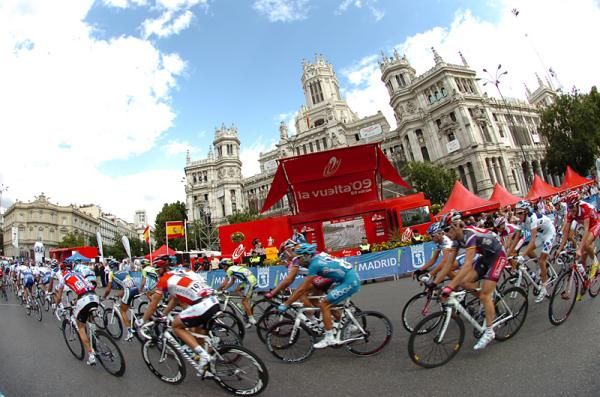 Riders head through Madrid on the Vuelta's final stage.