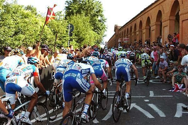 The peloton ascends the final climb.