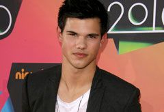 Taylor Lautner at the Nickelodeon Kids Choice Awards 2010 - Favourite Movie Actor, Favourite Cute Couple - Marie Claire