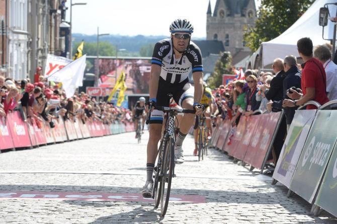 Tom Dumoulin crosses the line in second
