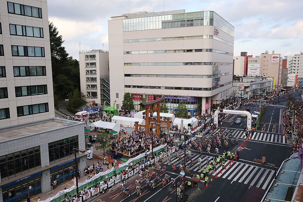 The peloton races through the streets of Utsunomiya
