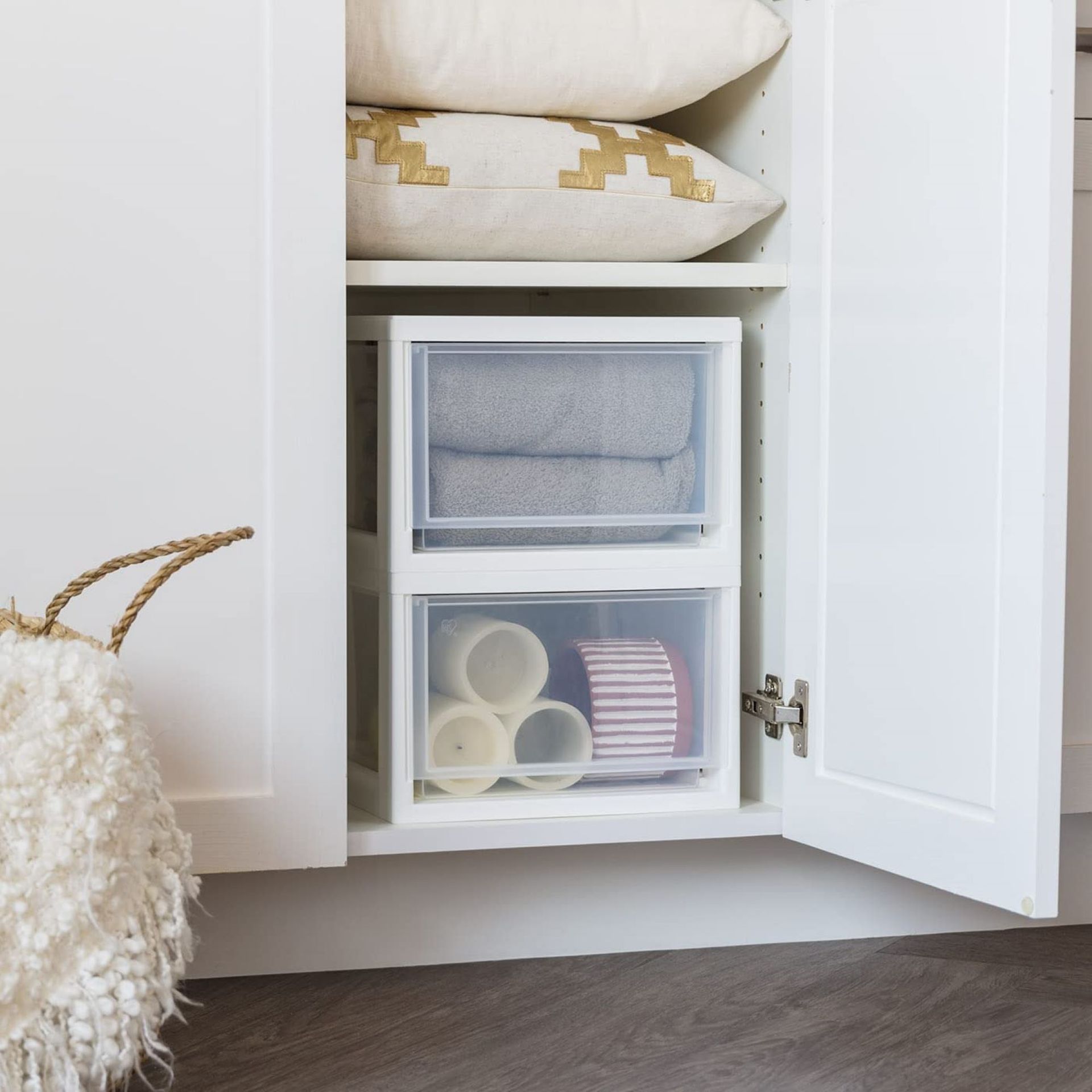 Pengaturan organisasi yang dapat ditumpuk di dalam lemari