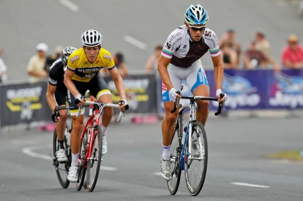 The three chasers on the climb.