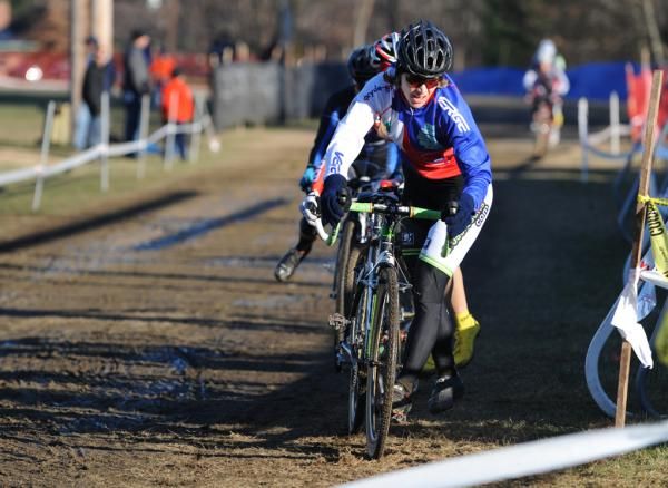 Sally Annis (crossresults.com p/b JRA Cycles) heads into the run-up.