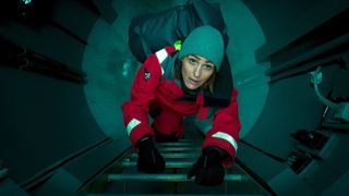 Vigil - en kvinde klatrer op ad en stige i en ubåd