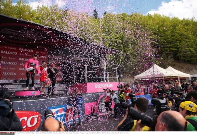 Cadel Evans (BMC) enjoys his second maglia rosa presentation