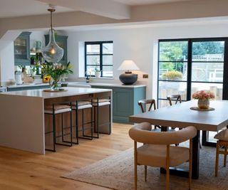 A white kitchen island with edges at a 90 degree angle that goes down to the floor