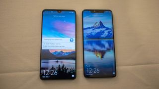 The flat Mate 20 on the left, the curved Mate 20 Pro on the right