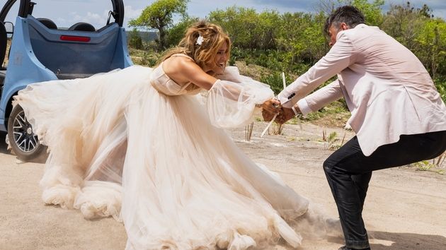 Jennifer Lopez as Darcy Rivera and Josh Duhamel as Tom Fowler in Shotgun Wedding.