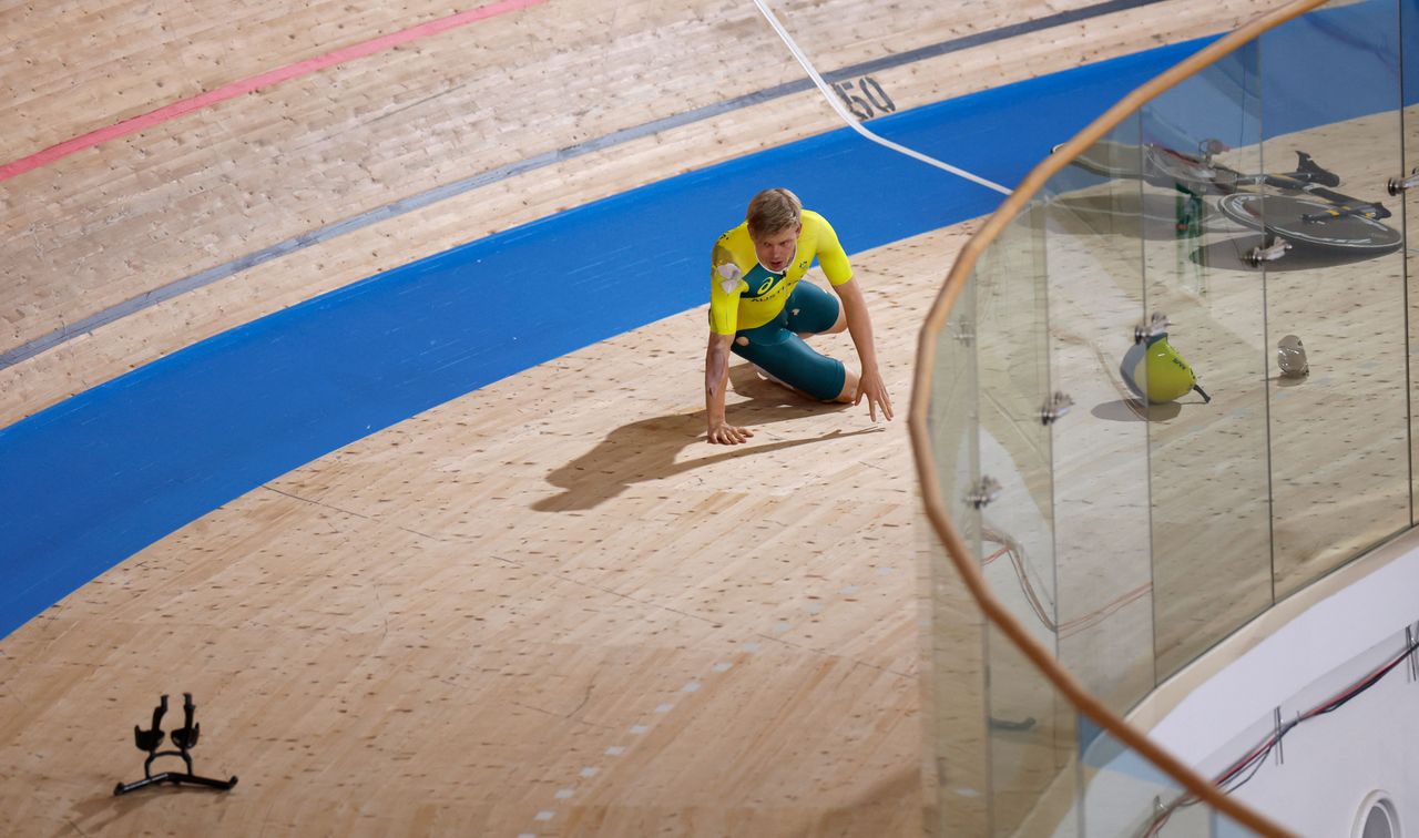 Alex Porter crashes after handlebar snaps during team pursuit qualifying in Tokyo Olympics