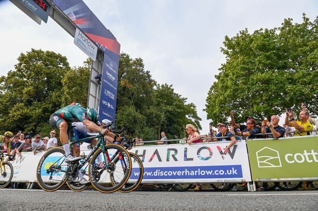 Il colpo di reni di Danny van Poppel sul traguardo di Harlow (foto SWPix)