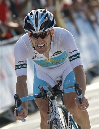 Levi Leipheimer (Astana) gives it his all to take his second stage win, and securing second overall in the Vuelta. He is still the only American to stand on the Spanish Tour's podium, and goes one step higher than his finish in 2001.