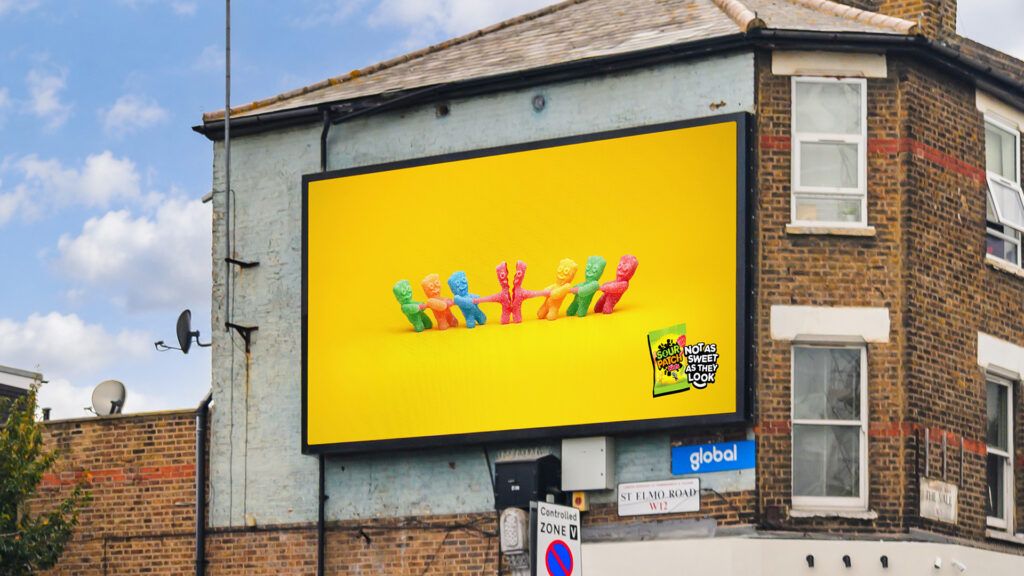 Billboards da campanha Sour Patch Kids com personagens em situações caóticas