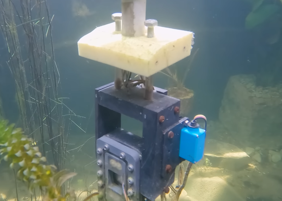 Tom Scott drives a Raspberry Pi powered submarine simulator