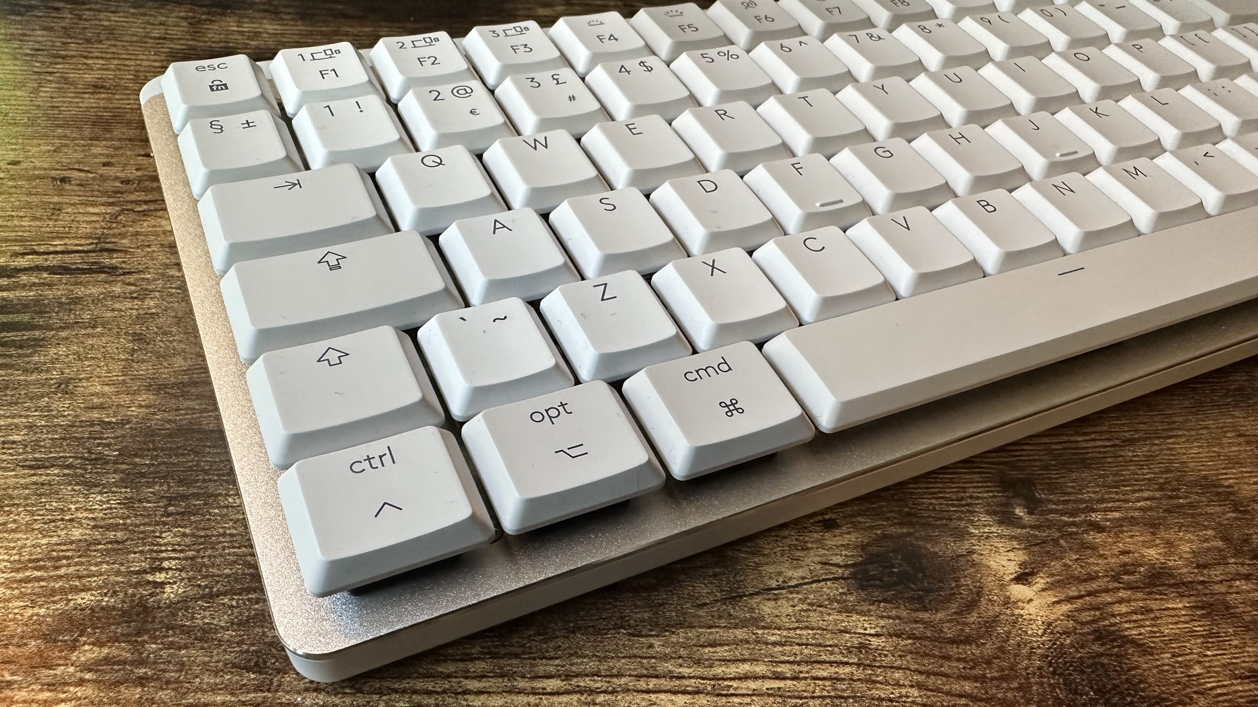 Logitech MX Mechanical Mini untuk Mac di atas meja kayu