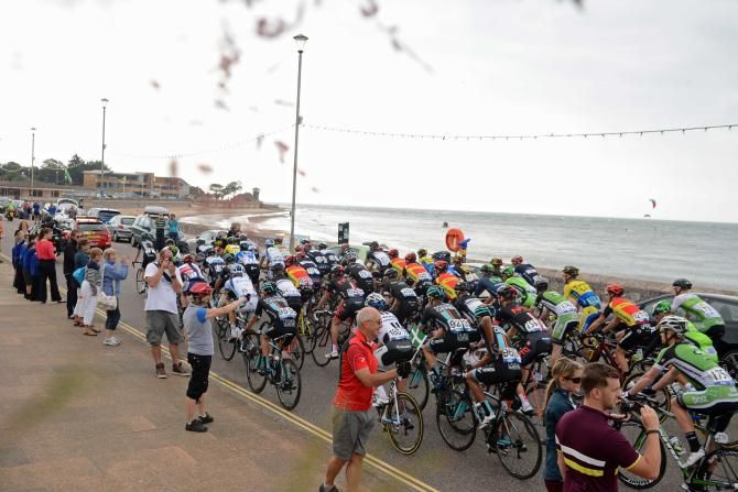 The peloton rolls past the promenade