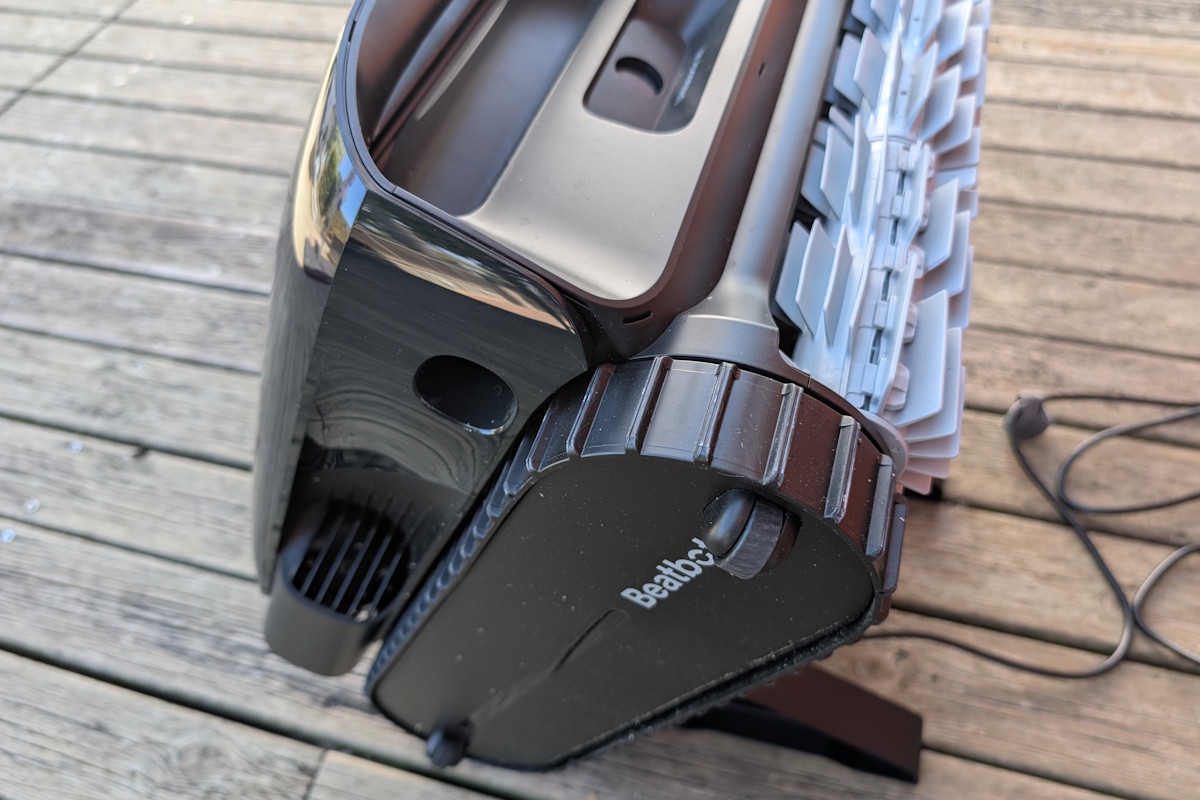 le robot de piscine beatbot aquasense 2 pro sur sa station de charge