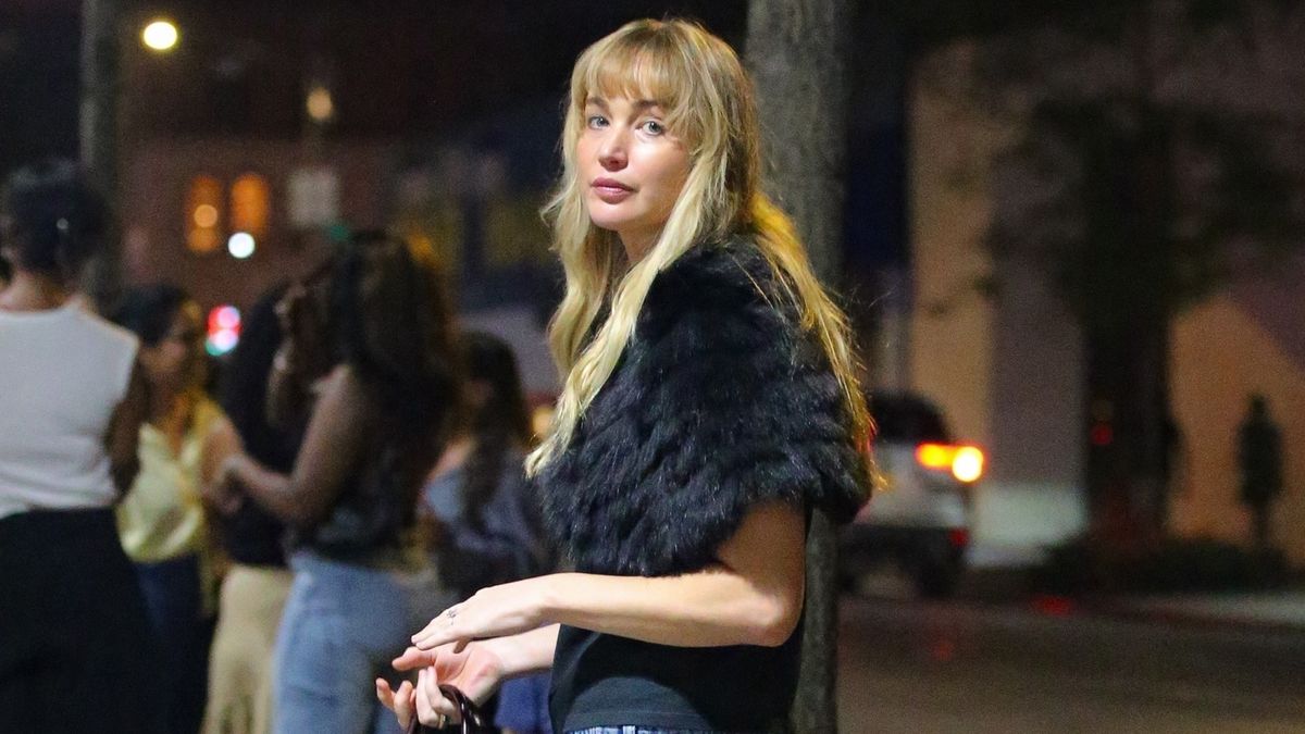The Trick NYC Fashion People Are Using to Make "Boring" Jeans-and-Tee Outfits Look Chic This Fall