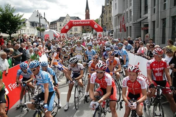 The field waits for the start of stage three in Aue.