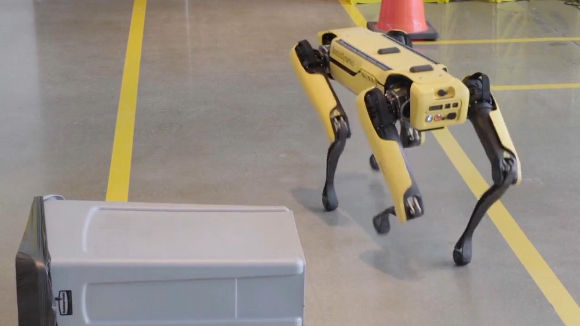 Repérez le chien robot se déplaçant autour d'une poubelle renversée.