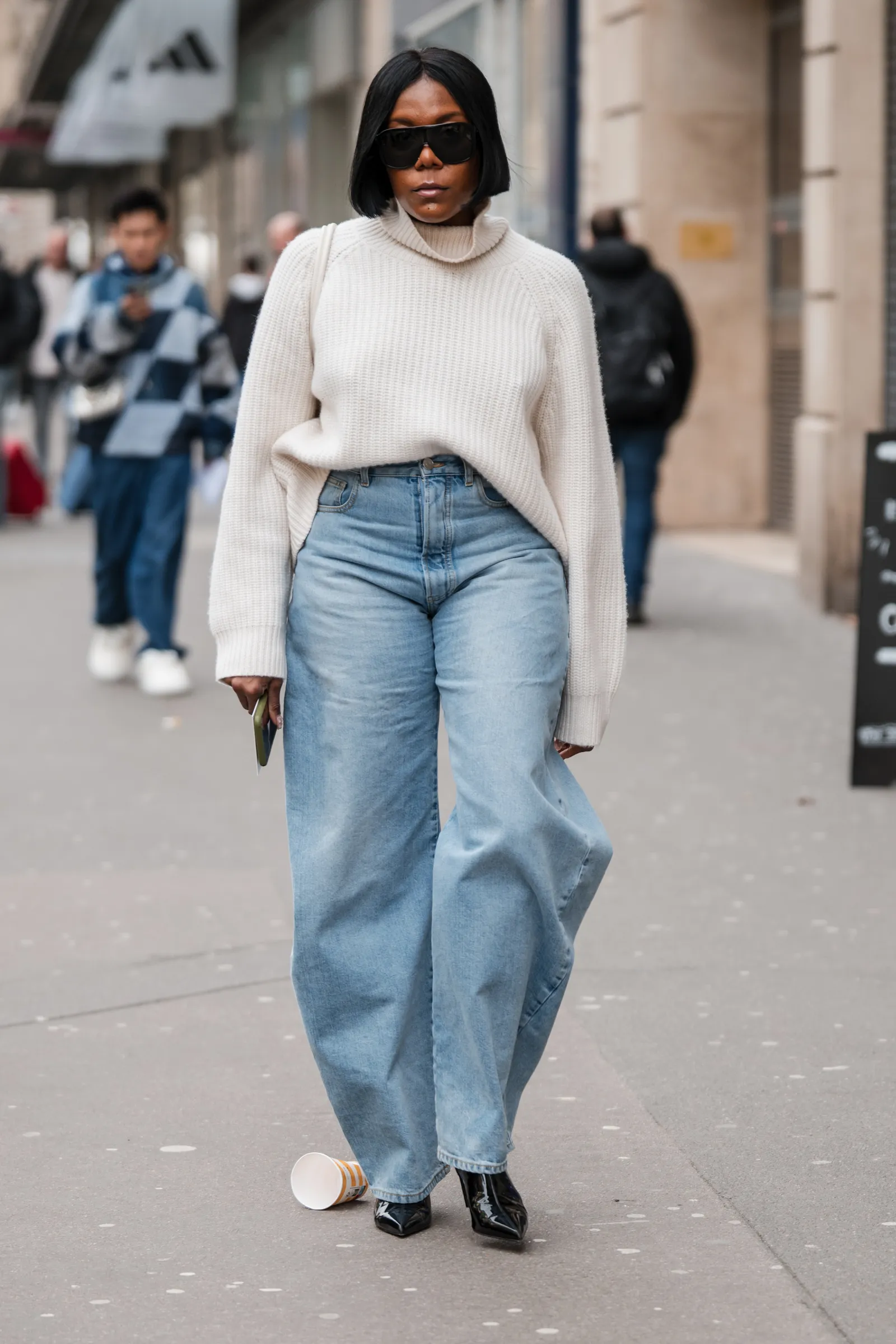 woman wearing barrel jeans, blazer, and sandals