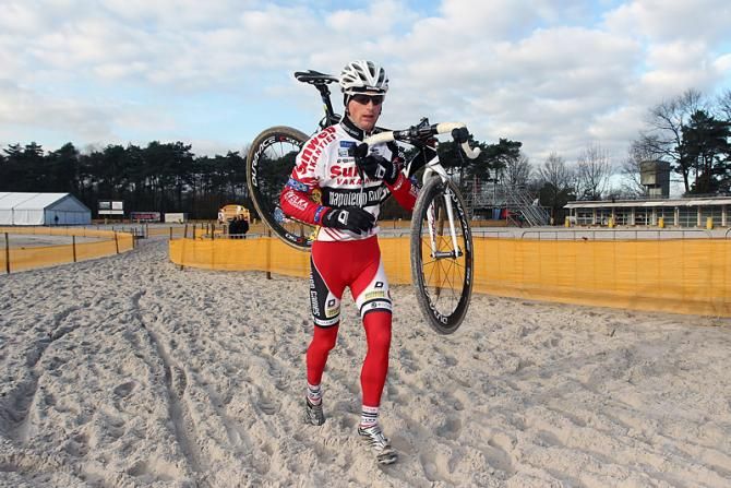 Kevin Pauwels is one of the few elite 'crossers who shoulders his bike on the left side.
