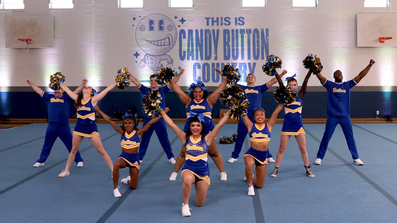 Courtney's team cheering with pompoms in Stumble Season 1x01