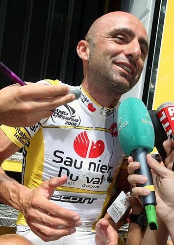 As happy a Leo: Leonardo Piepoli (Saunier Duval - Scott) talks to the media after his stage win.