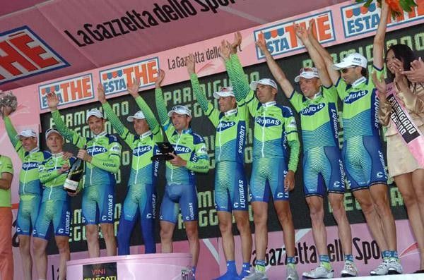 The Liquigas team salutes the crowd