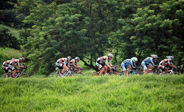 The Indeportes Cundinmarca-Chia-Cota team en route to Obando in the team time trial.