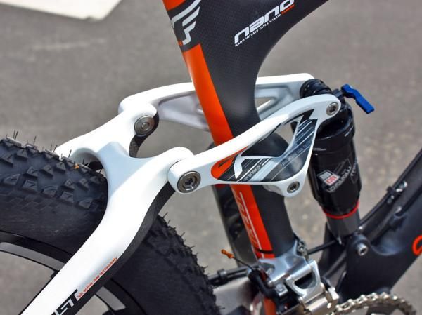 Upper links are made of forged aluminum on the new Edict. Felt says it's toying with compression molded carbon links but hasn't reached a conclusion yet as to whether or not they're actually better.