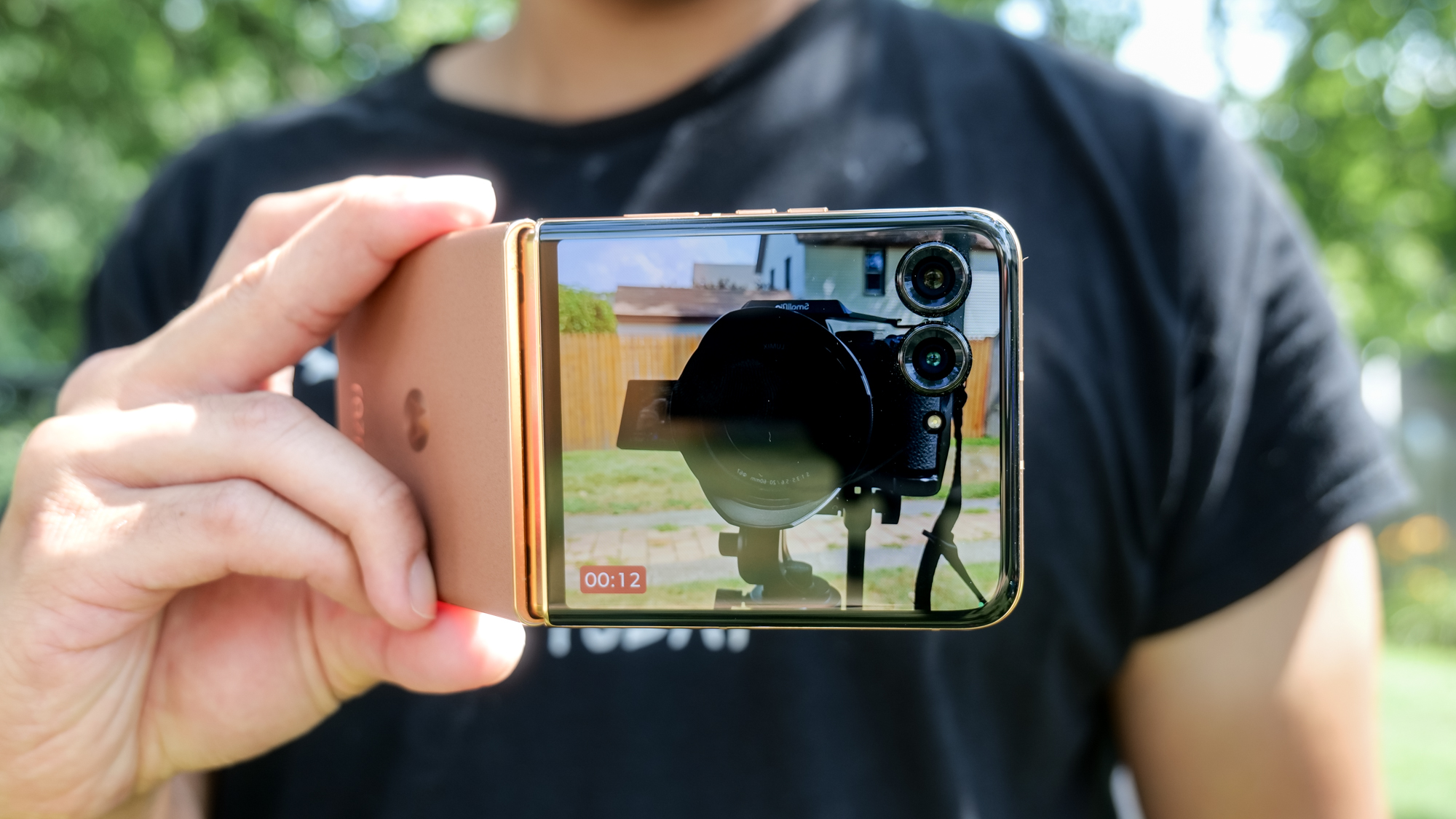 Taking a photo with the Motorola Razr Plus (2025).