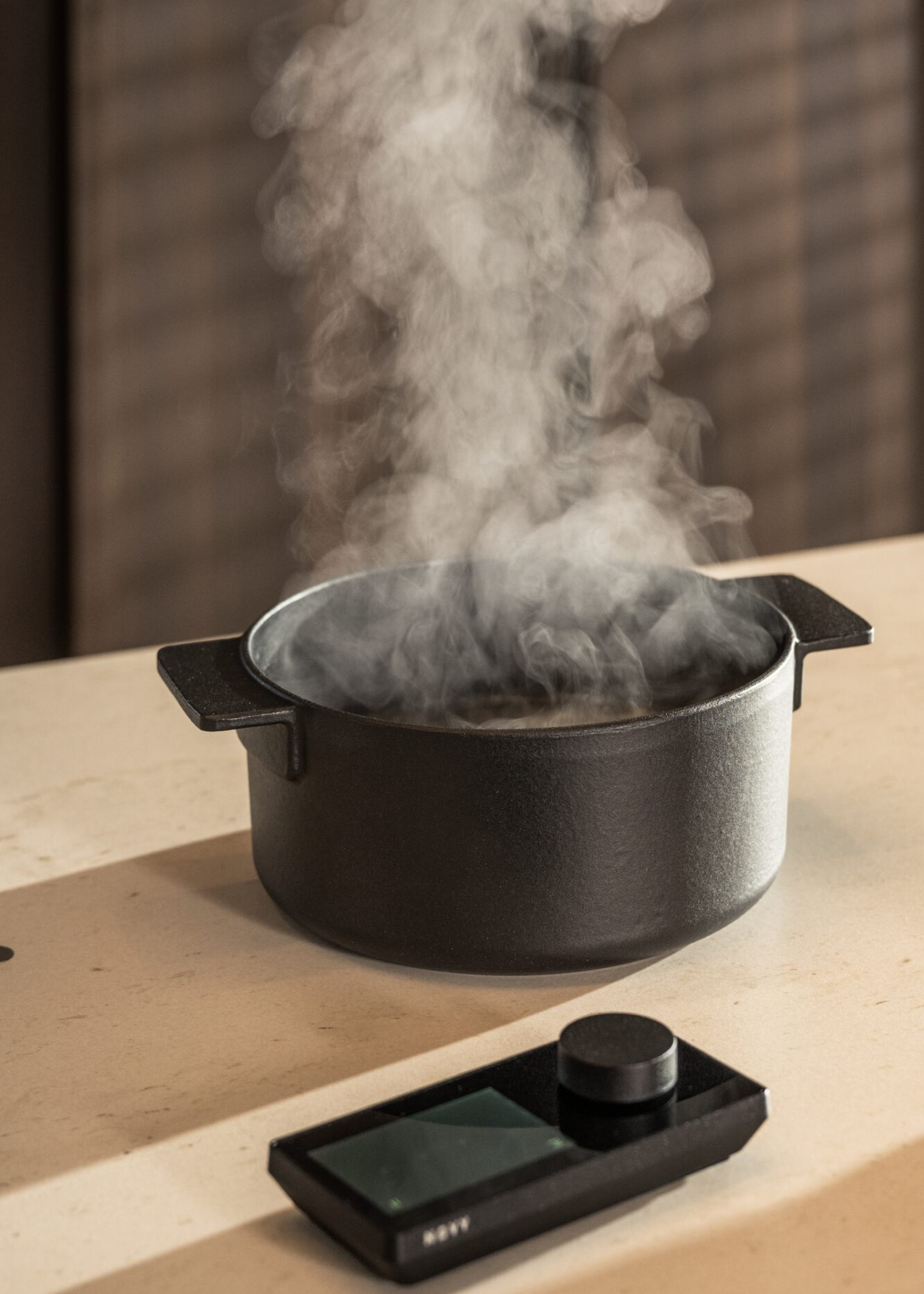 a black pot boiling on an invisible hob from Novy