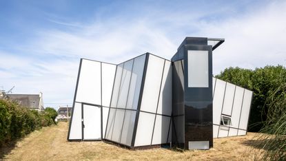 Maison de Verre，由Studio Odile Decq设计的法国棱角分明的白色玻璃住宅