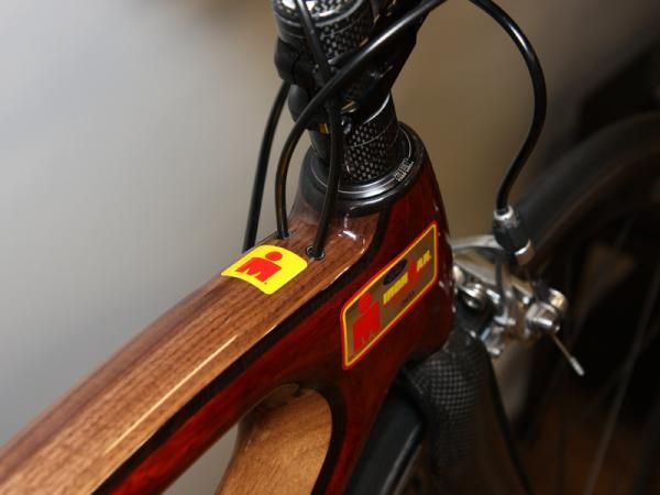 Cables are fed into the top tube on this Renovo.