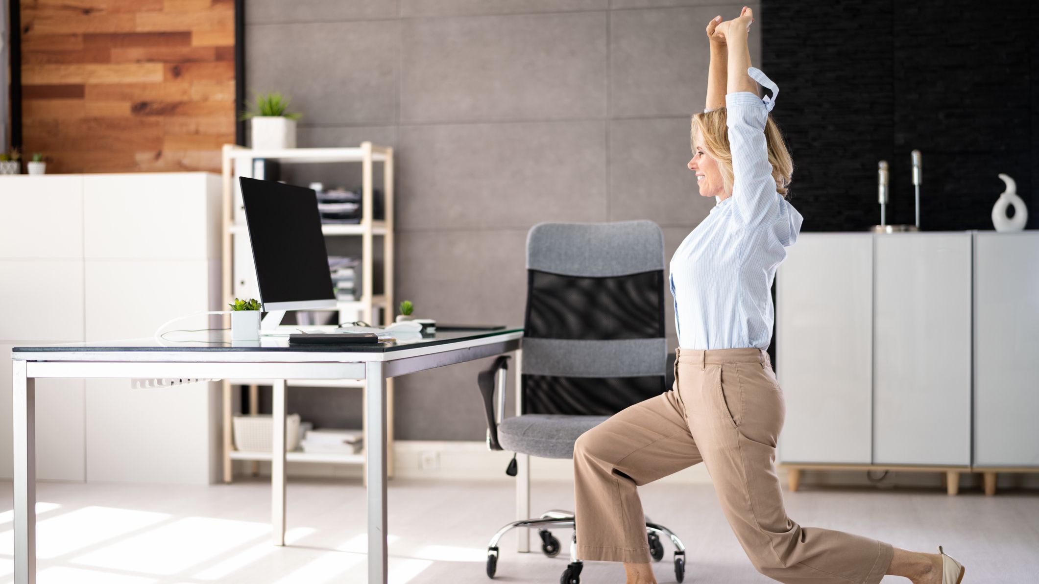 A Johns Hopkins-trained spinal surgeon says these are the two stretches you should be doing if you work at a desk - Fit&Well