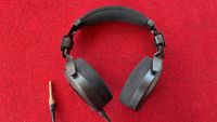 Wired headphones: R&oslash;de NTH-100