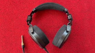 Wired headphones: Røde NTH-100