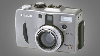 La fotocamera Canon PowerShot G1 su sfondo grigio