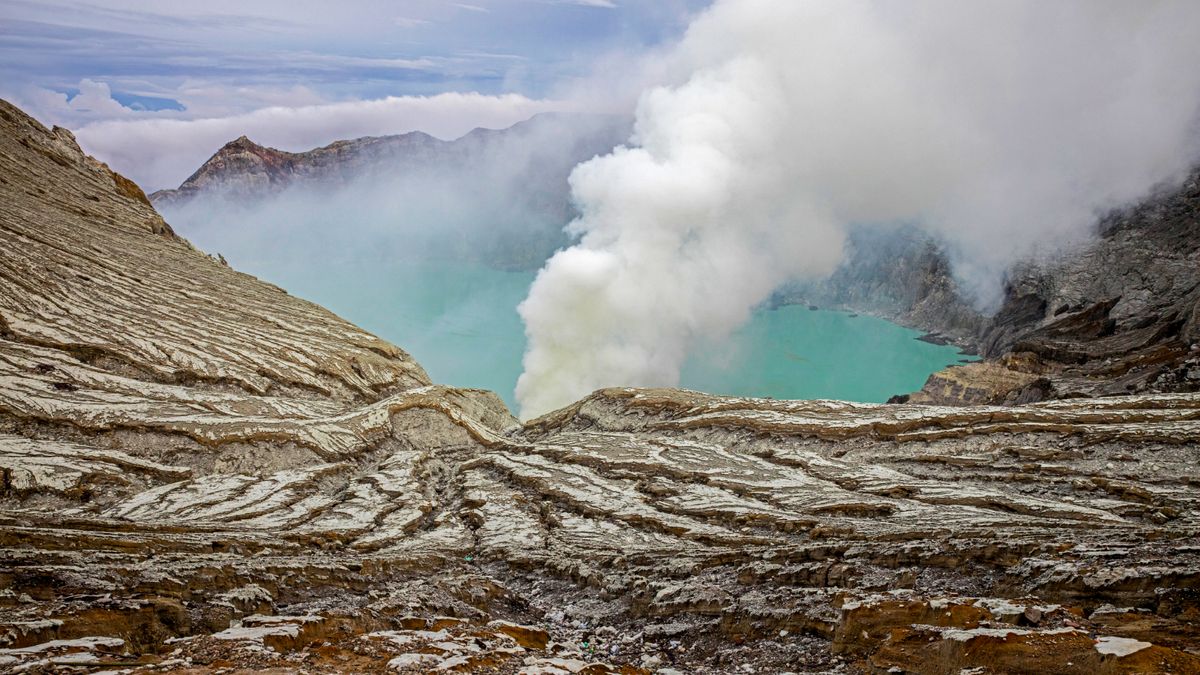 ‘A challenge and an opportunity for evolution’: The extreme, hidden life thriving in Earth’s most acidic and alkaline lakes