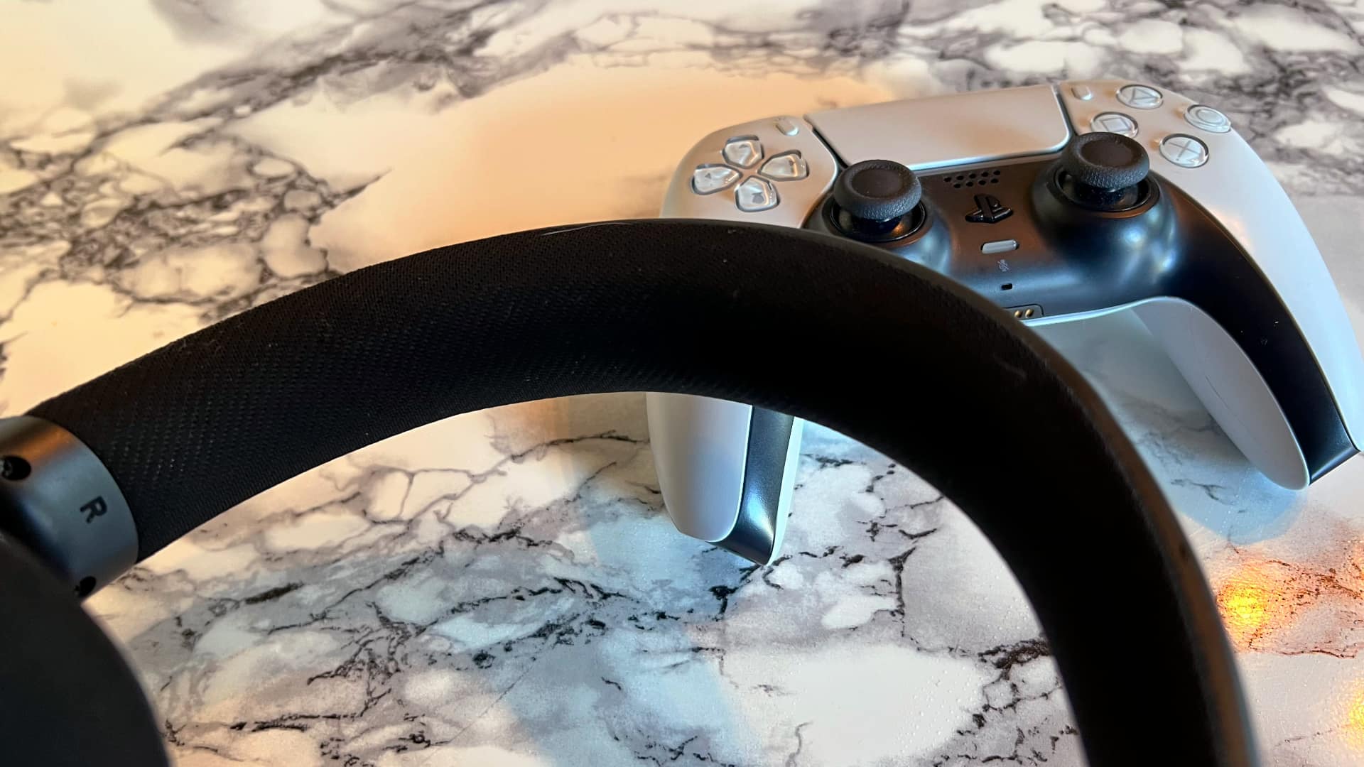 Trust Forta gamingheadset mot marmorerat bord