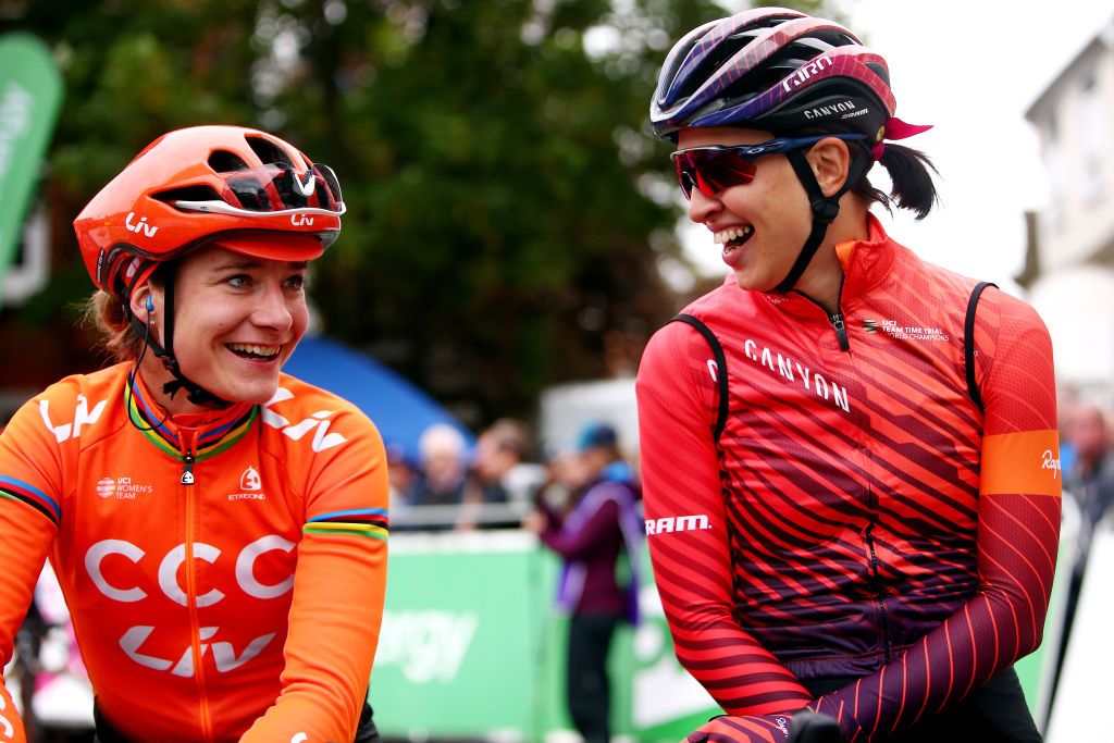 Former teammates Marianne Vos and Kasia Niewiadoma talk at the start