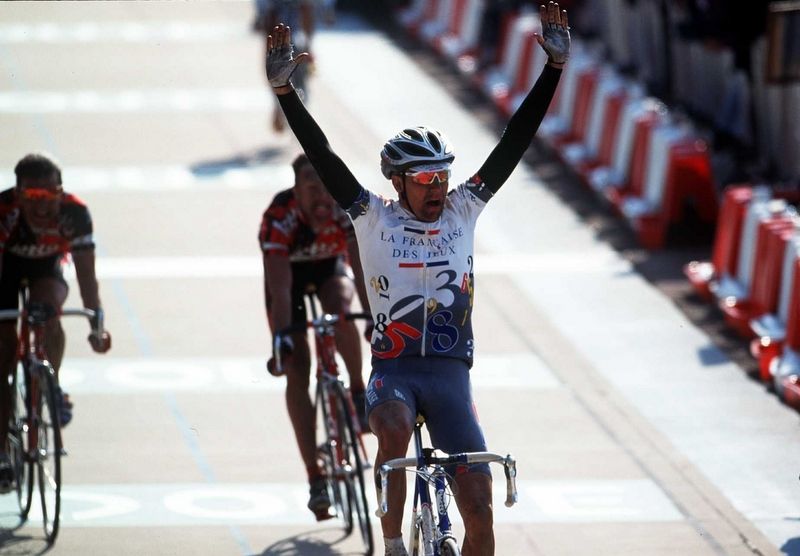 Fr&eacute;d&eacute;ric Guesdon beats Jo Planckaert to the 1997 Roubaix win