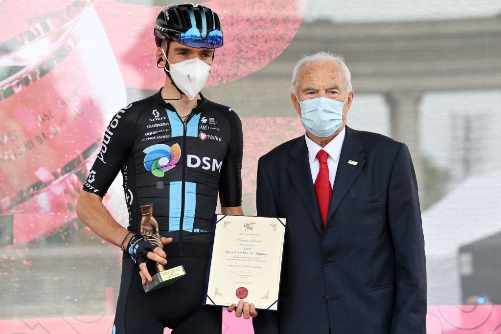 CIFP president Dr. Jenö Kamuti presents Romain Bardet with a Fair Play award